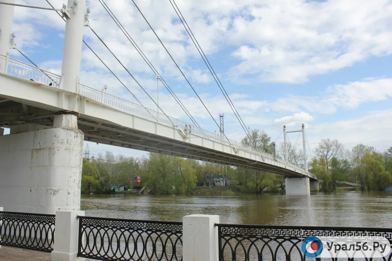 В оренбурге какой мост. Мост через Урал Оренбург. Оренбургский мост Европа Азия. Мост через реку Урал Оренбург 20 век. Автомобильный мост реки Урал набережная Оренбург.