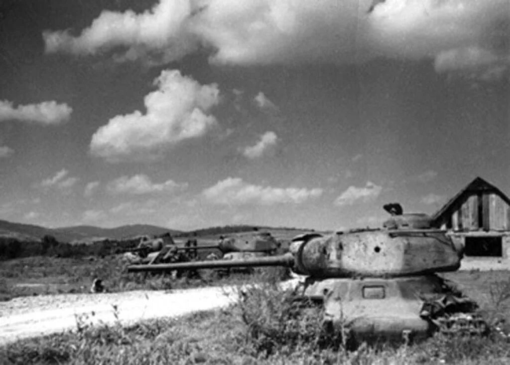 Осень 1944 года. ИС 1 85. Танк кв 85 подбитые. Танк ИС 1 ВОВ. ИС-85 танк.