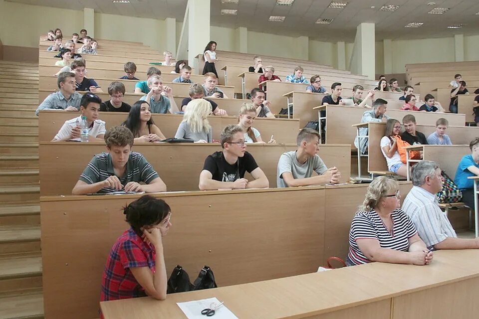 Шуваловский корпус мгу исторический факультет. Абитуриенты колледжа. М. Абитуриенты московского университета. Экономический факультет омгу студенты.