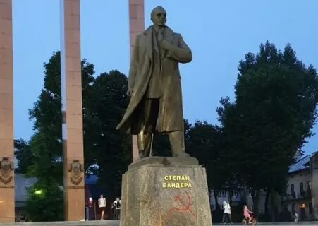 Памятник бандере