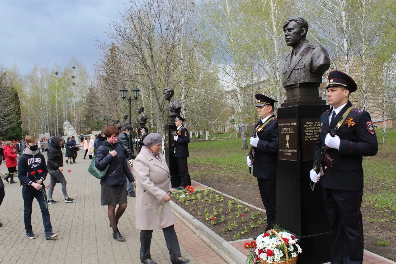 Отдел загс аркадак. Открытия аллеи. Открытие аллеи самара. Открытия аллеи. Сквер керамиков фонтан.