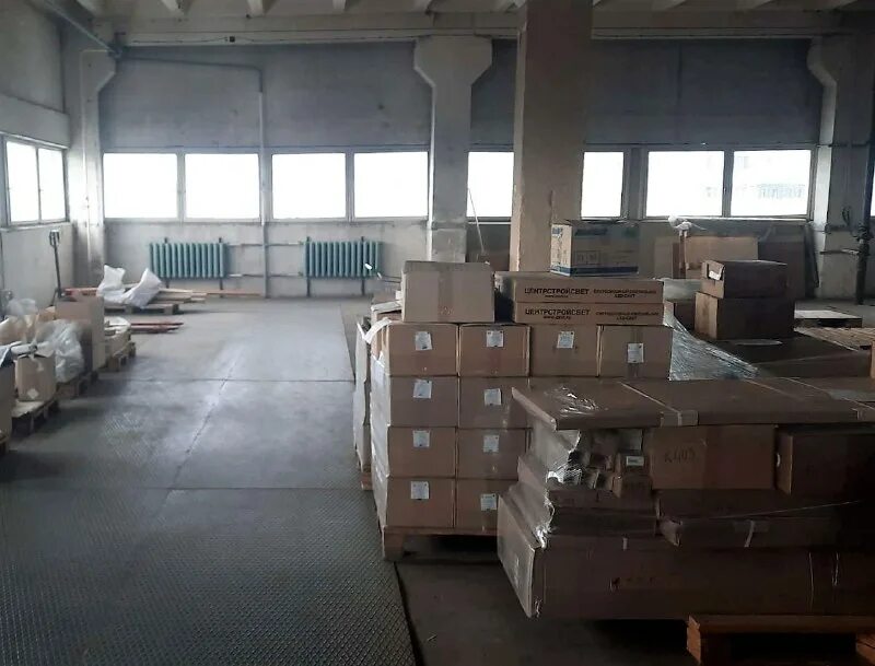 зона погрузки-выгрузки на складе. герметизатор проема алютех dsf. помещение разгрузки. производственное здание 5000м2. перегрузочный тамбур алютех.