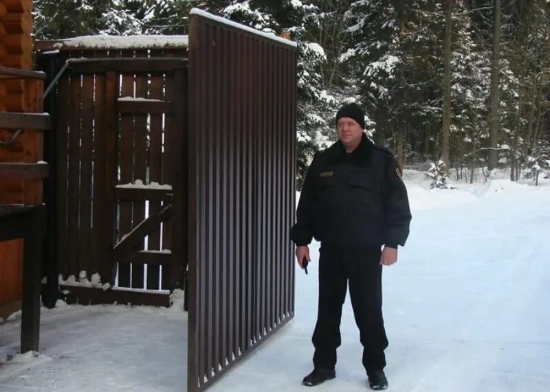 В уральский сторожем. Охрана дачи. Домик охраны в частном доме. Охранник на даче. Сторожка охранника.