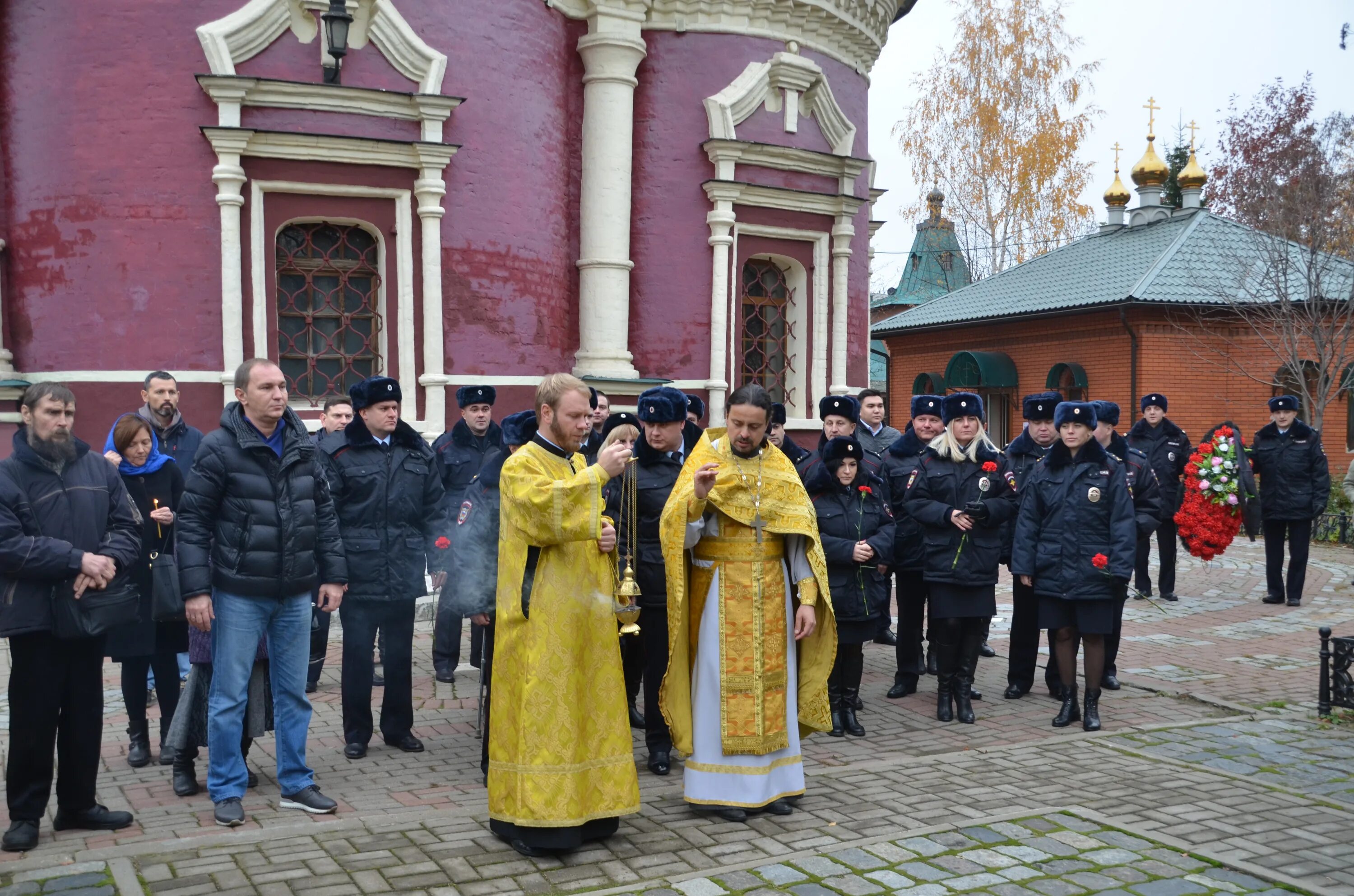 Храм петра и павла в лефортово. Храм архангела михаила в тропареве внутри. Малютин. Храм архангела михаила в тропареве. Храм архангела михаила в тропареве расписание богослужений.
