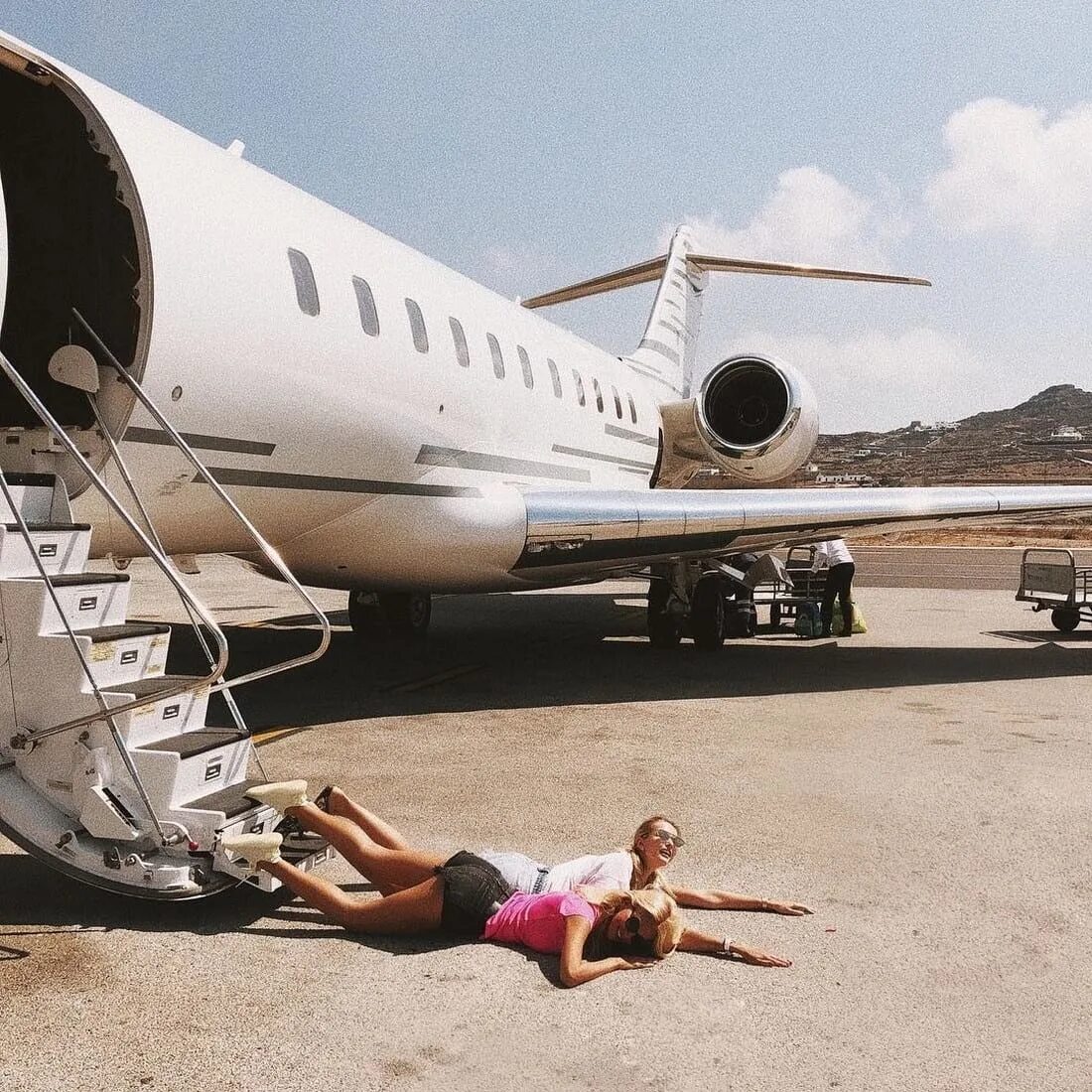 лестница самолета. байден на трапе самолета. самолетная лестница трап. 19. самолетная лестница трап.