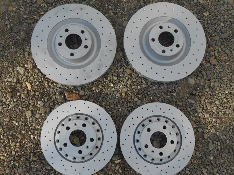 Тормозные диски ауди 100. Комплект передних тормозов ауди s8. 3. Тормозные диски ауди а8. Тормозной диск ауди а8 d3 размеры.