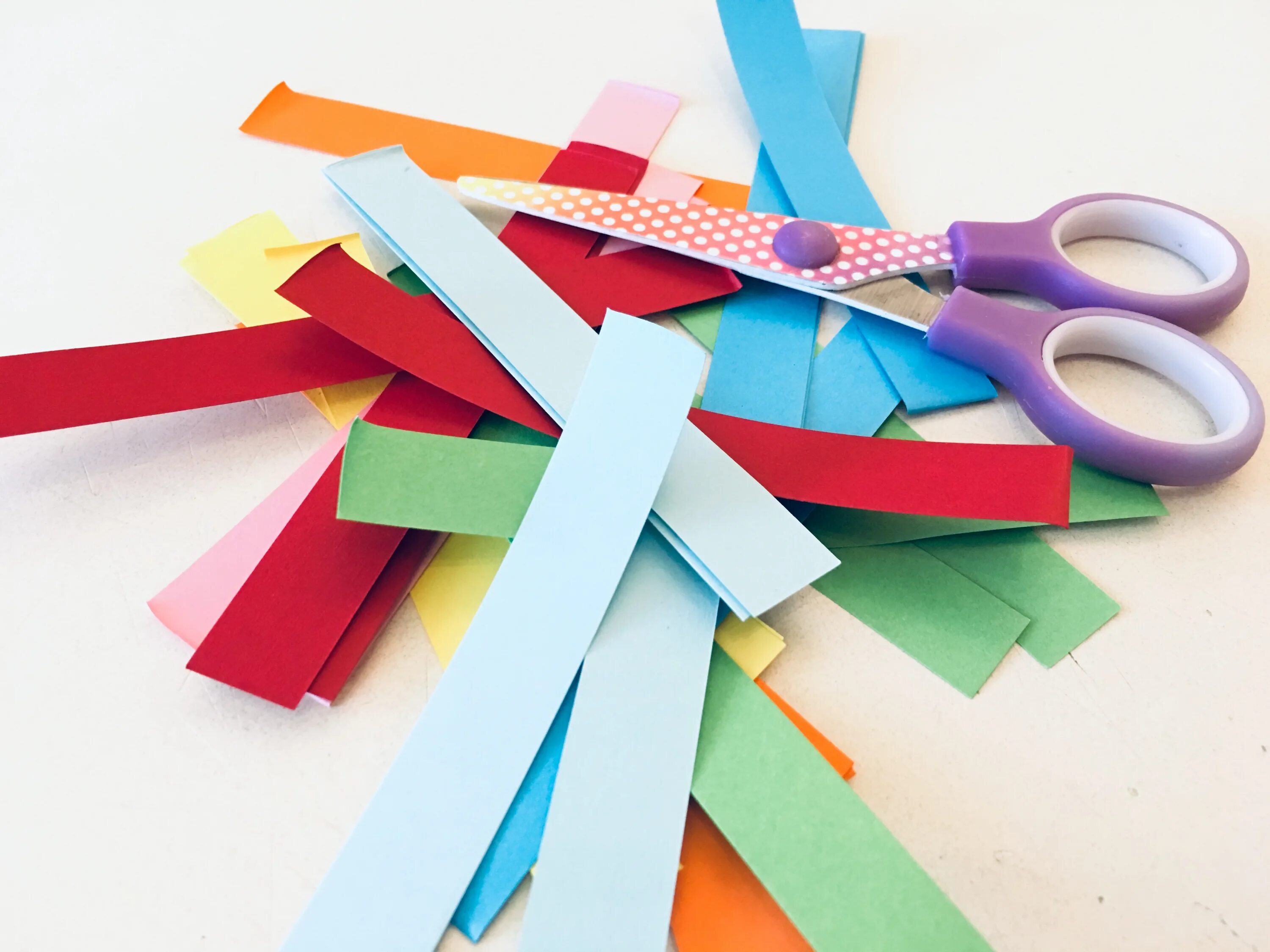 игрушки из полосок бумаги для детей. поделки из полос бумаги. как сделать из бумажных полосок. подделка из цветной. поделки из полос бумаги.