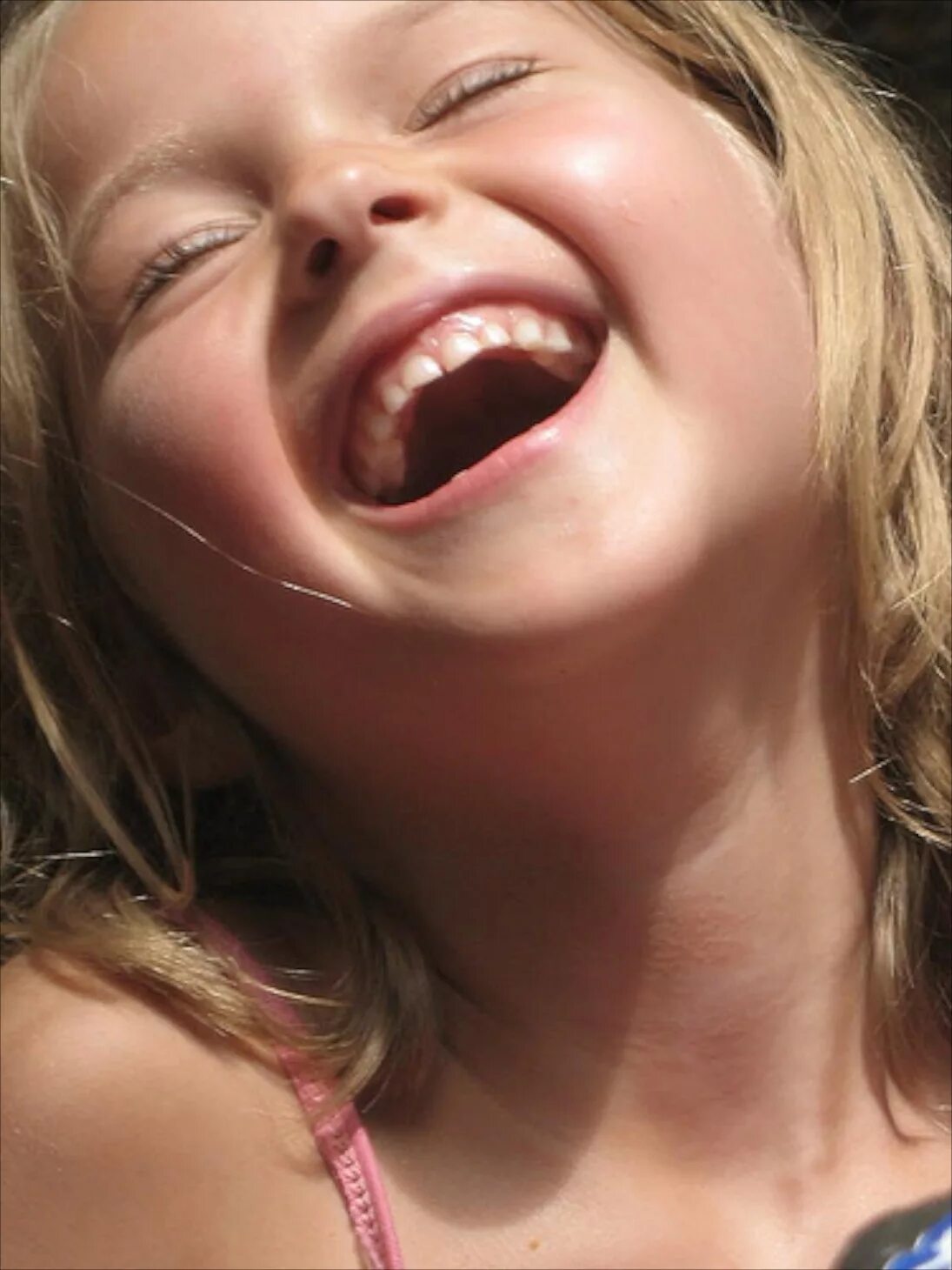 Улыбаться и смеяться чаще. Эмоция смех. Человек, который смеется. Смеющееся лицо. Дети смеются.