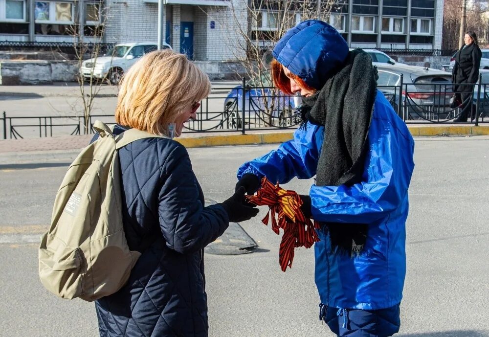 Анапа сегодня видео. Волонтеры дома народного творчества. Много ли добровольцев в ижевске. Волонтеры. Волонтерская акция белый цветок.