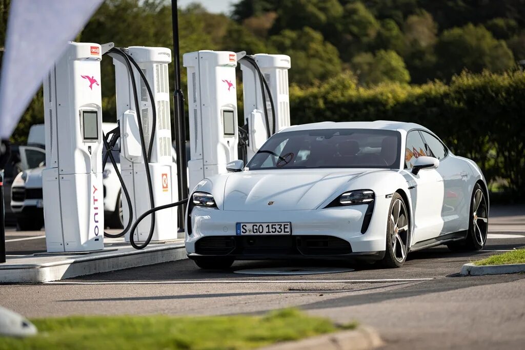 Porsche Taycan Charging. Porsche Taycan Charging Station. Зарядные станции IONITY Porsche Taycan. Porsche Charger Station.