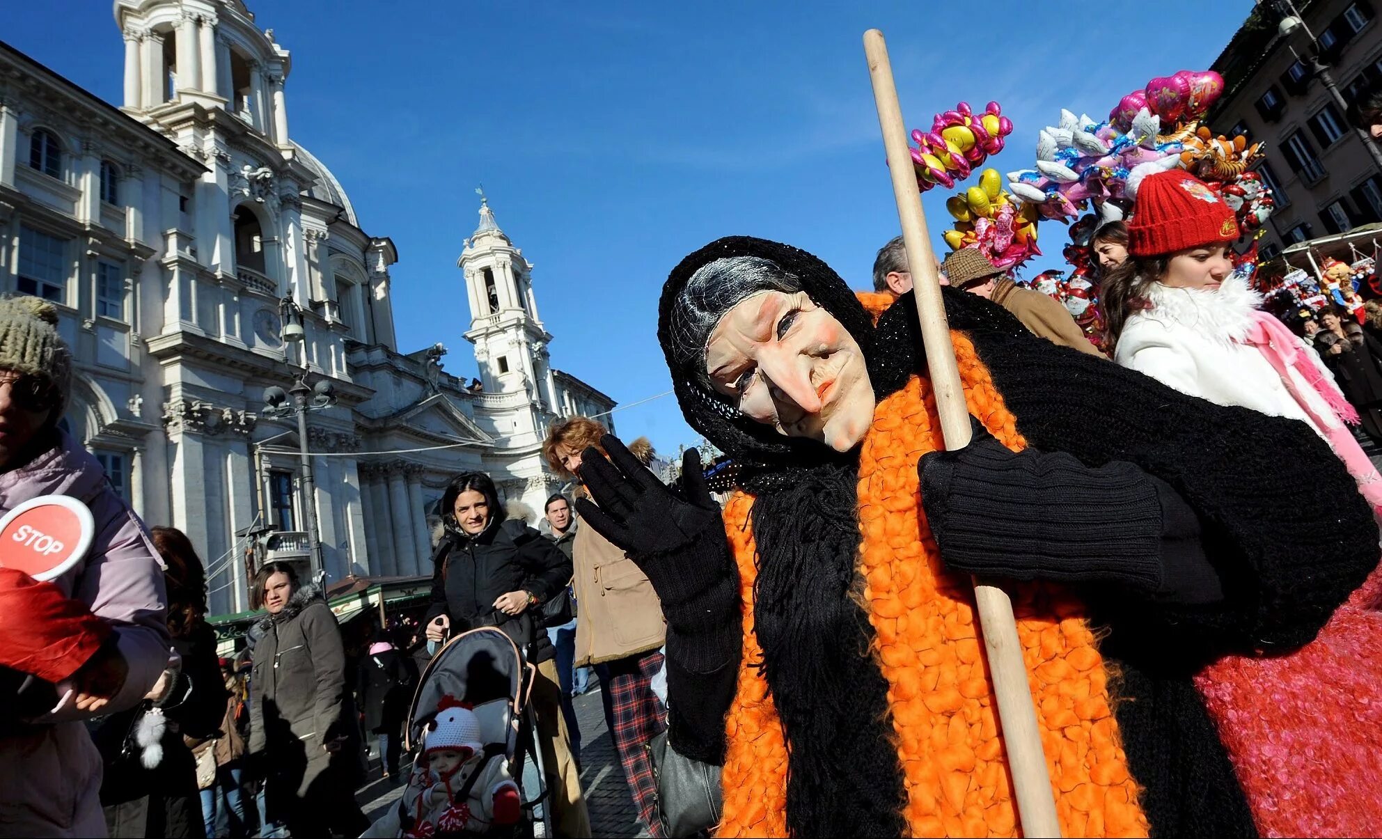 Праздники в италии 2024. La Befana в Италии. Ведьма Бефана в Италии. Рождество в Италии ведьма Бефана. Новый год в Италии Фея Бефана.