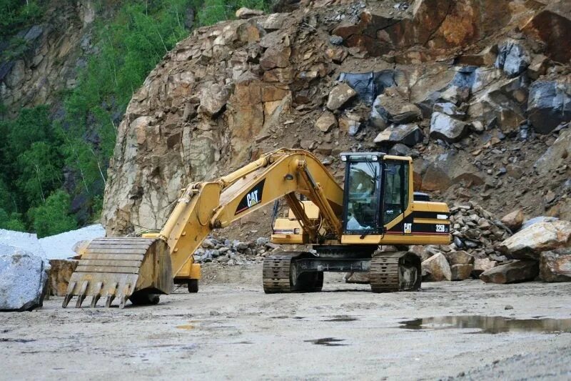 Stone mining. Месторождение Ведуга Полиметалл. Полиметалл карьер. Карьерный экскаватор Полиметалл. Добыча строительного камня.