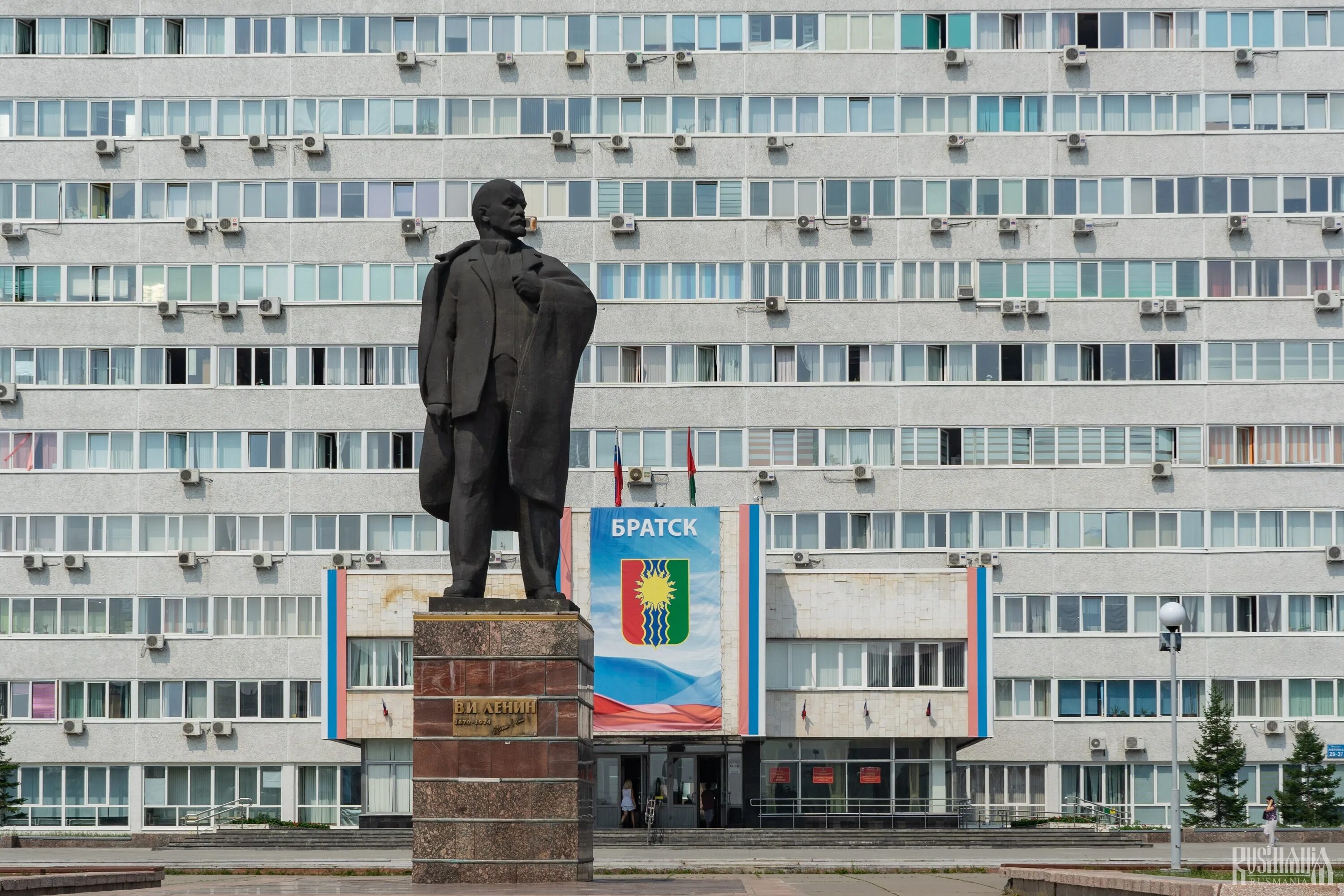 Братск Иркутская область. Памятники в городе Братск. Памятник Ленину Братск. Площадь Ленина города Братска.