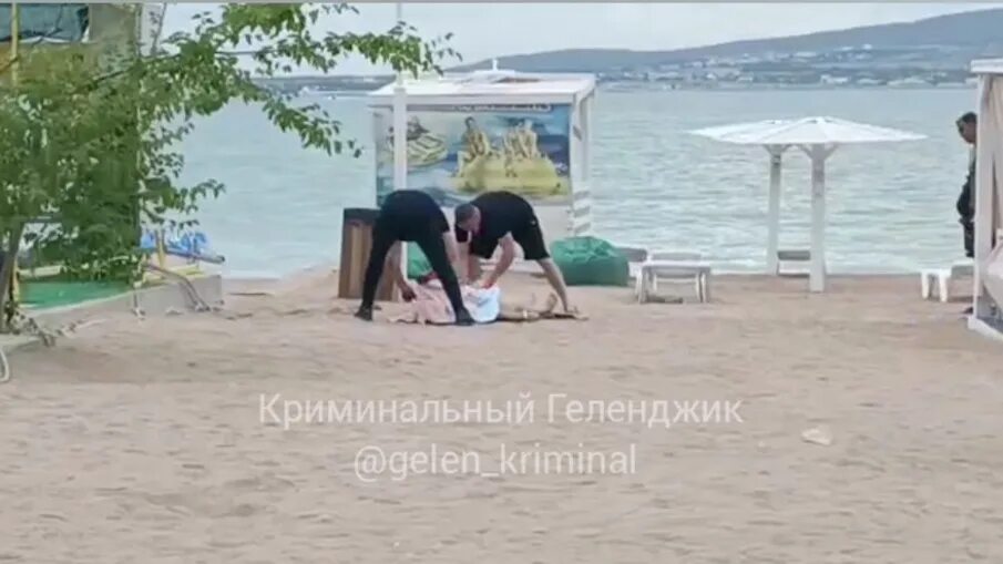 Смерть на пляже. Погибал на пляже в окружении текст. Погибал на пляже в окружении текст. Женщины на пляже. Погибал на пляже в окружении текст.