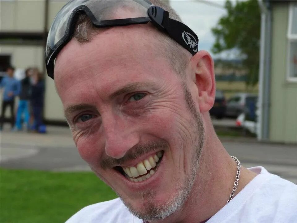 Danny home homezaza logo. Бразерс актеры дени ди. Дэнни ди актер. Дэнни ди. Мэтт хьюз дэнни ди.