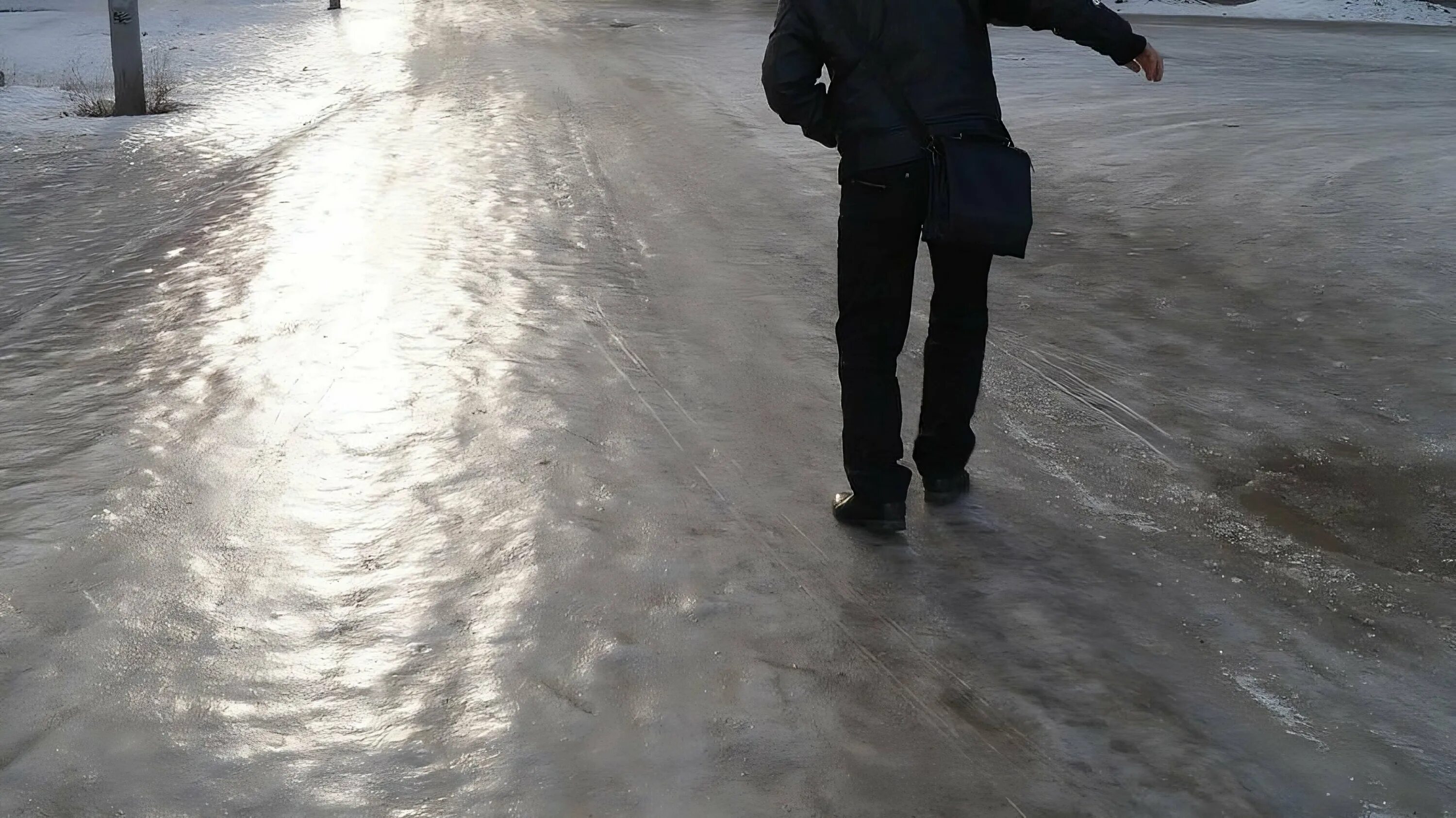 Следы на снегу. Собачьи следы на снегу. Отпечатки ног на снегу. Мальчик на зимней дороге. Уходящий год.