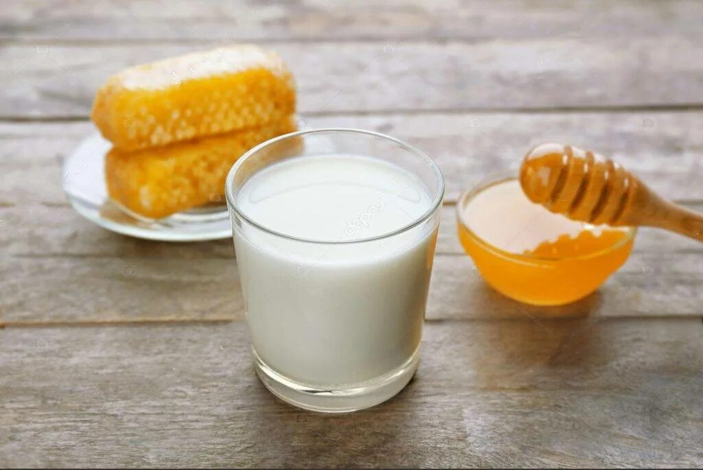 Молоко и мед больше. Молоко и мед. Тёплое молоко с мёдом. Кефир с медом. Стакан молока с медом.