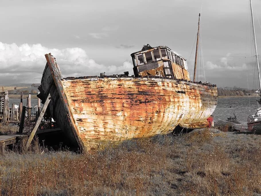 Деревянные корабли поломанные. Заброшенный деревянный корабль. Разборная мачта для яхты. Обломки мачт. Разбитый корабль.