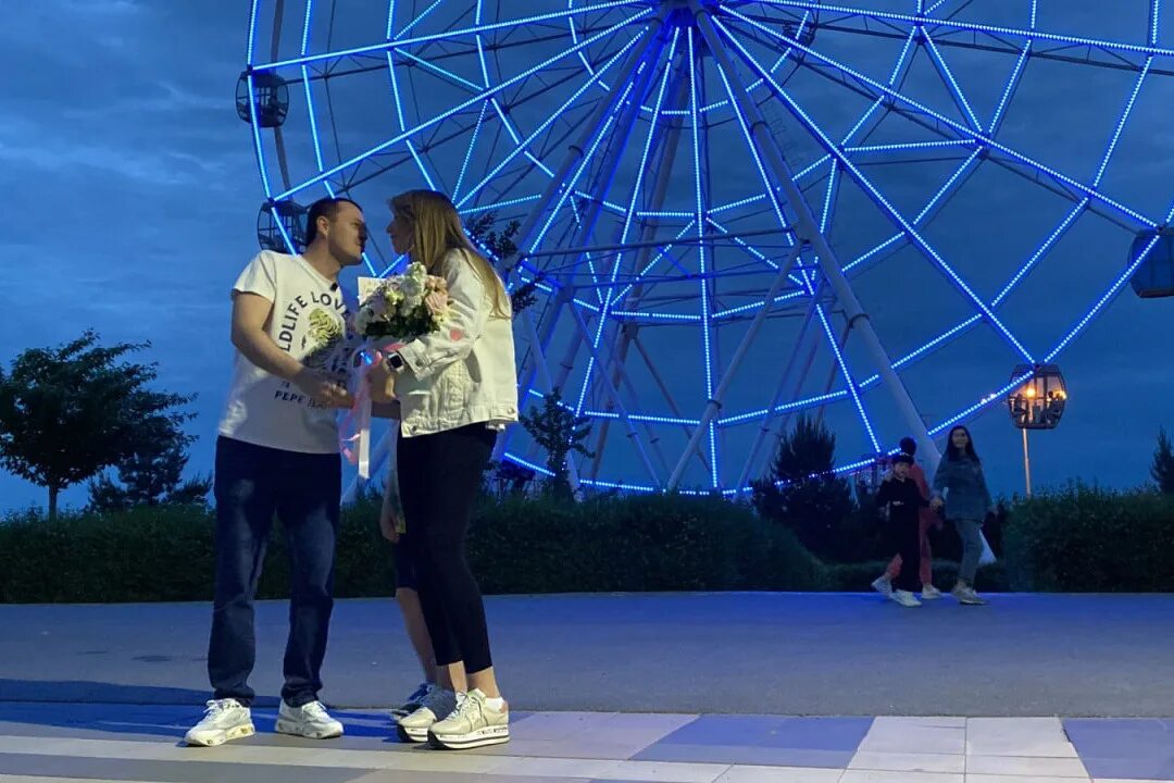 Парочка у колеса обозрения. Гендер пати на колесе обозрения. Влюбленные на колесе обозрения. Фотозона колесо обозрения. Фотосессия около колеса обозрения свадебная.