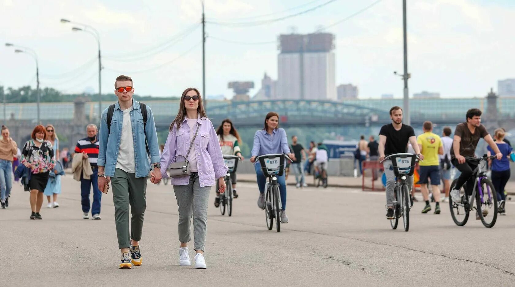 1 июля дни городов. Люди в городе. Люди на улице. Люди на улице города. Люди на улицах Москвы.