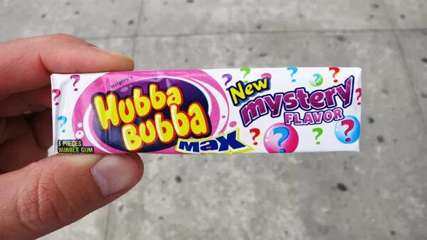 Целую прямо в губы хуба буба. Hubba bubba mystery flavor. hubba bubba яблоко. жевательная конфета хуба буба. хубба бубба банановая жвачка.