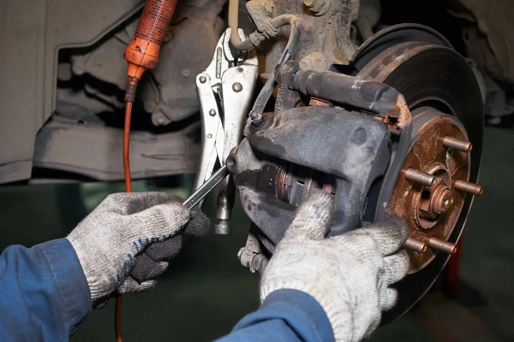 Передний суппортал. Что такое суппорт в автомобиле. Суппорт тормозной. Ремонт тормозного суппорта. Задний суппорт.