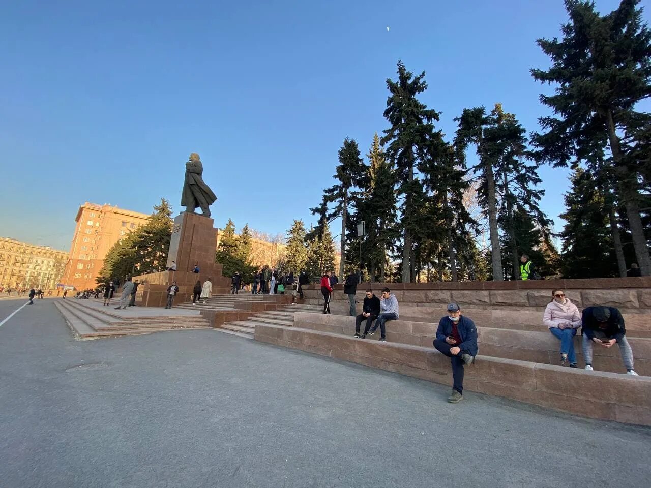 Пл революции. Площадь революции челябинск. ленин на площади революции челябинск. площадь победы челябинск. площадь революции брянск.