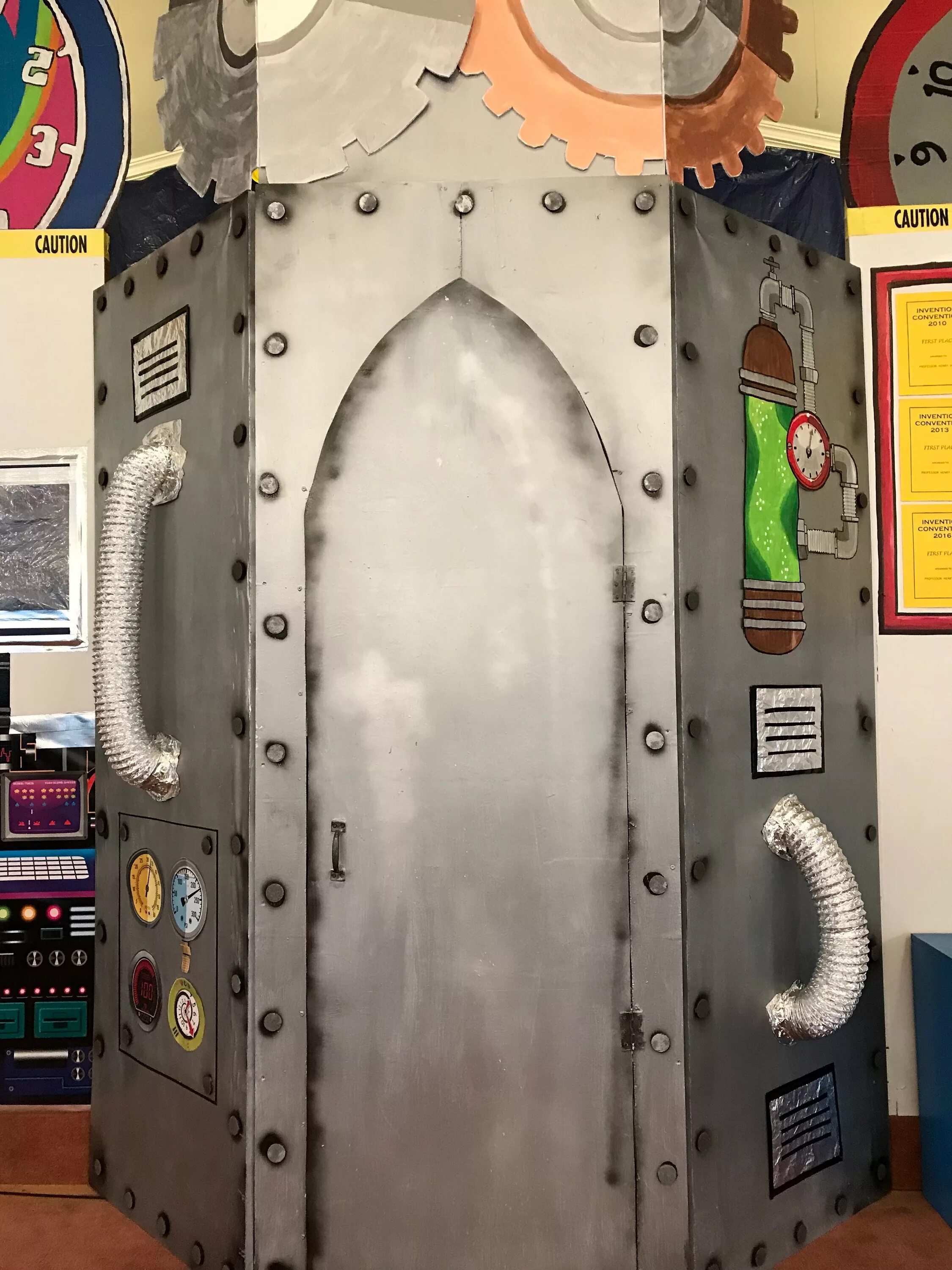 Макет машины времени. Машина времени своими руками. Как сделать домашнюю машину времени. Схема изобретения машины времени. Машина времени декорация.