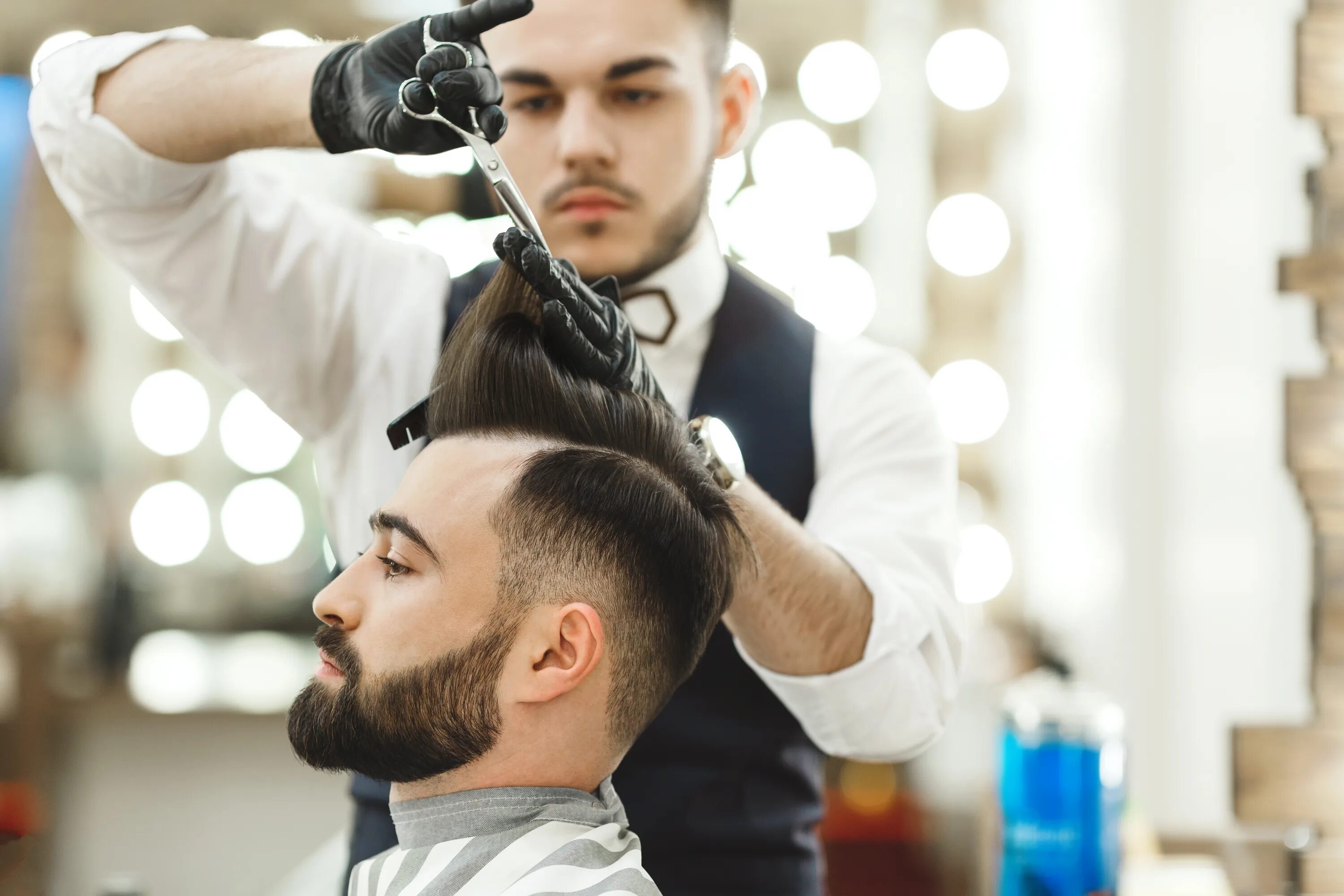 Barbers 4. Барбершоп стрижки андеркат. Барбер Даврон. Парикмахер мужской. Мужская стрижка в парикмахерской.