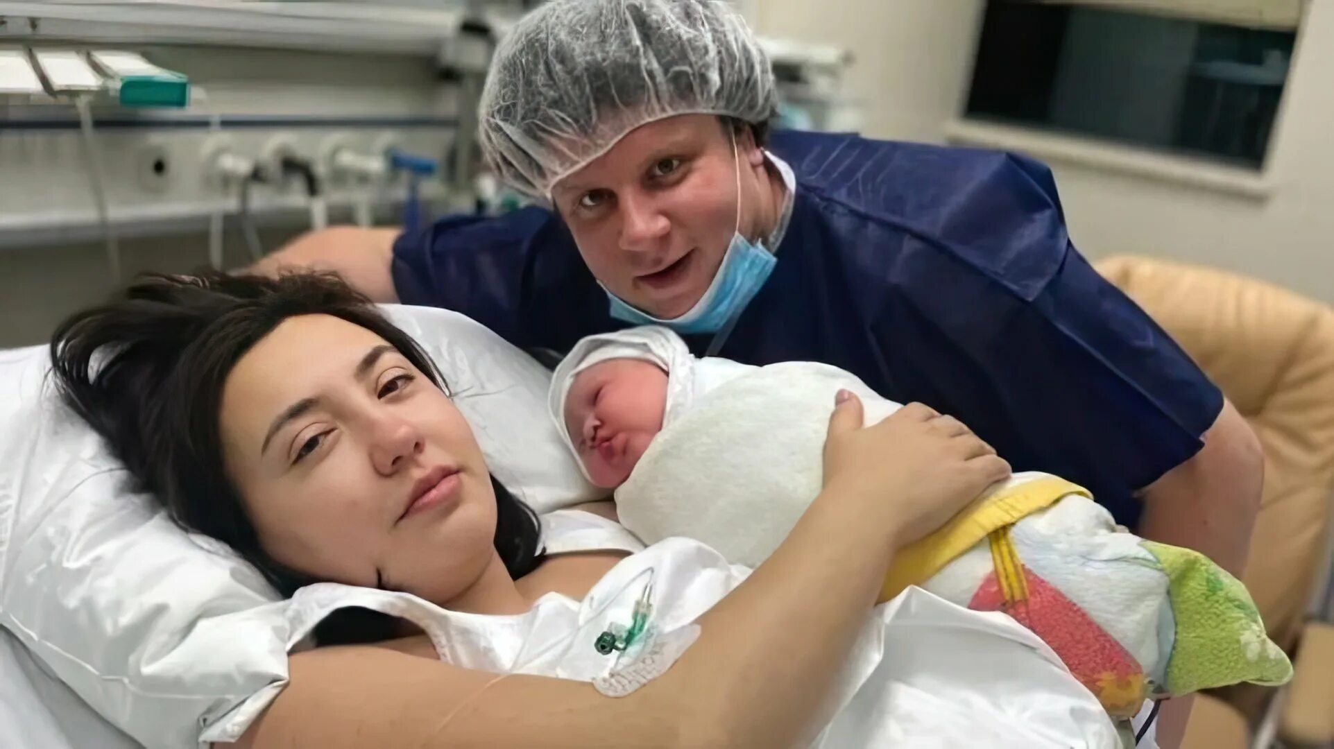 Жена родился ребенок. Мужчина и женщина с новорожденным. Родители с младенцем. Родить за границей. Партнерские роды кесарево.