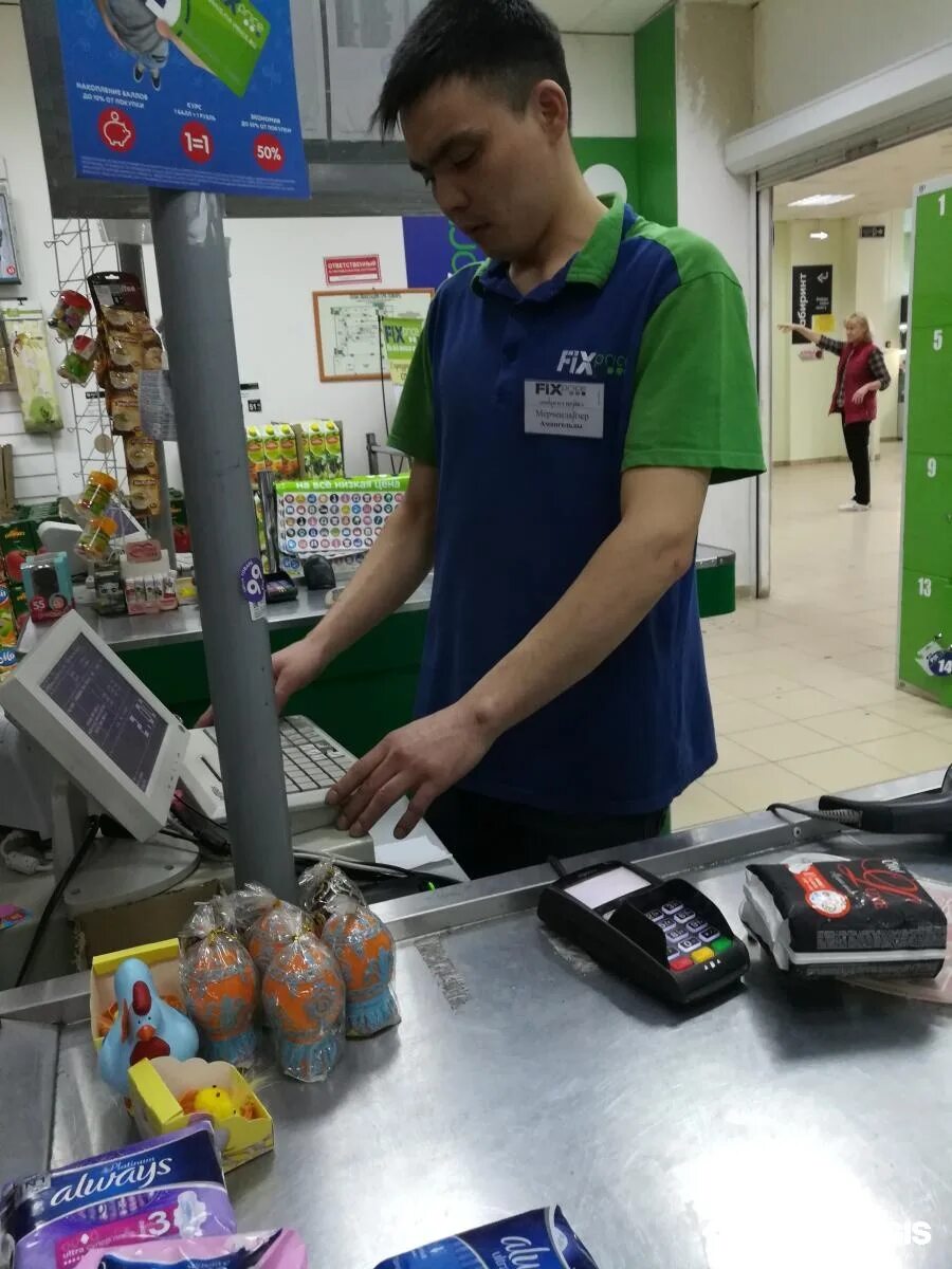 Fix price работают. Продавец fix price. грузчик в магазин fix price. fix price сотрудники. fix price касса.