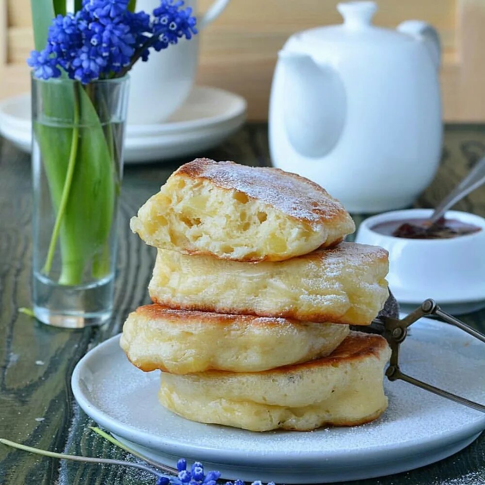 Оладьи быстро и вкусно. Пышные оладьи. Пышные Аладьяна кефире .. Оладьи на кефире пышные. Оладьи дрожжевые пышные.