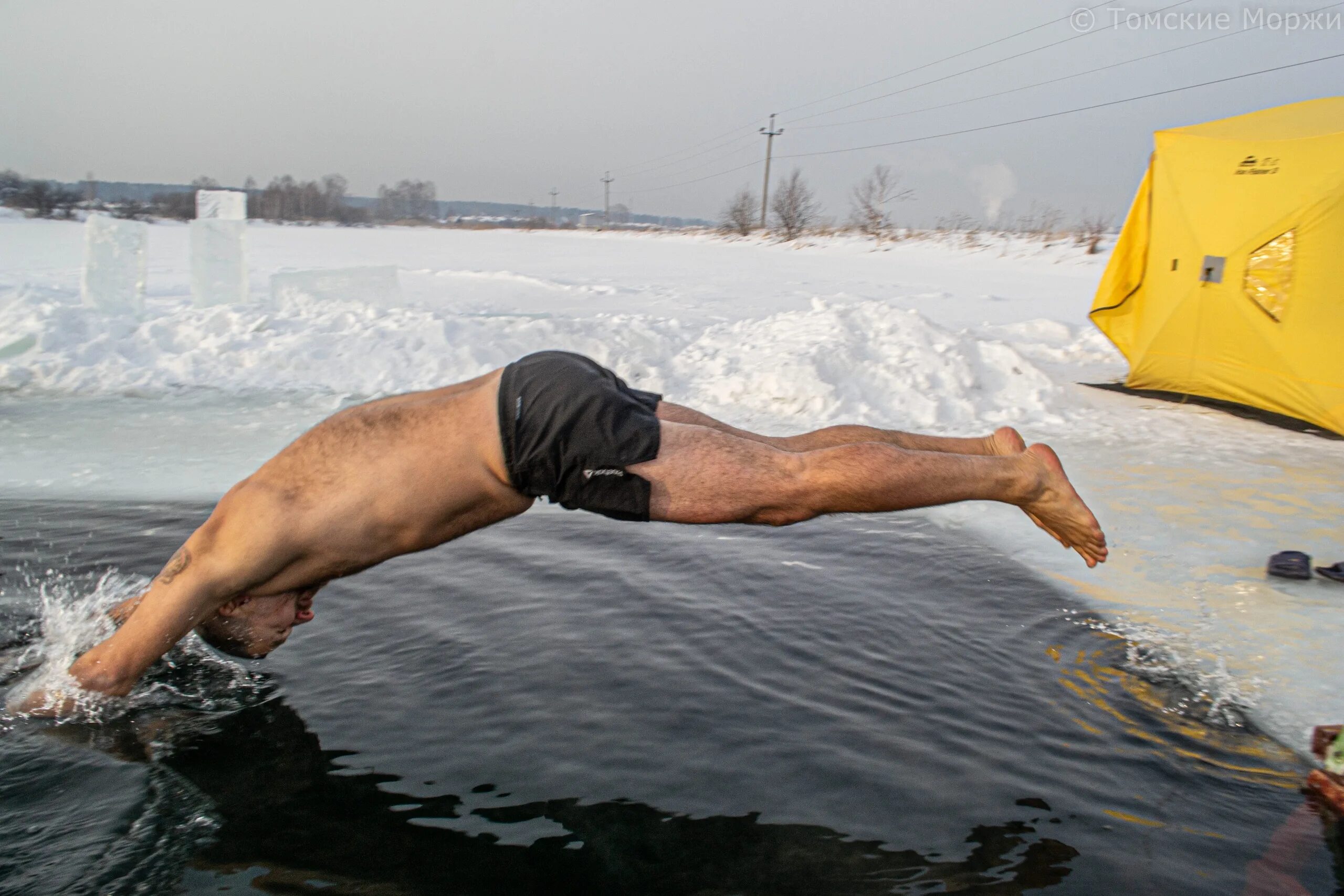 Купание зимой. Моржи закаливание. Закаляться зимой. Купание зимой моржи. Закаливание в проруби.