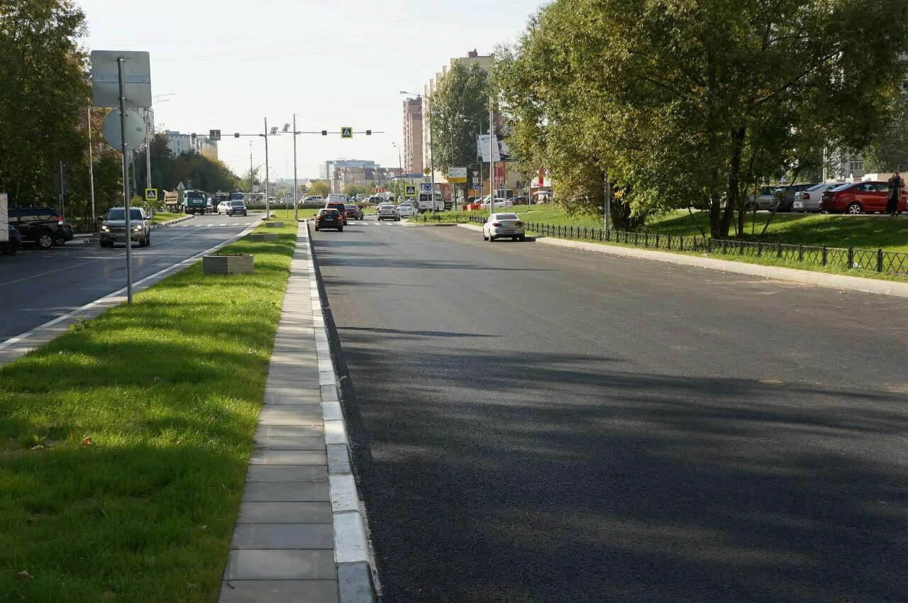 Части городской дороги. Тротуар в городе. Газон вдоль проезжей части. Озеленение разделительной полосы. Озеленение автодорог.