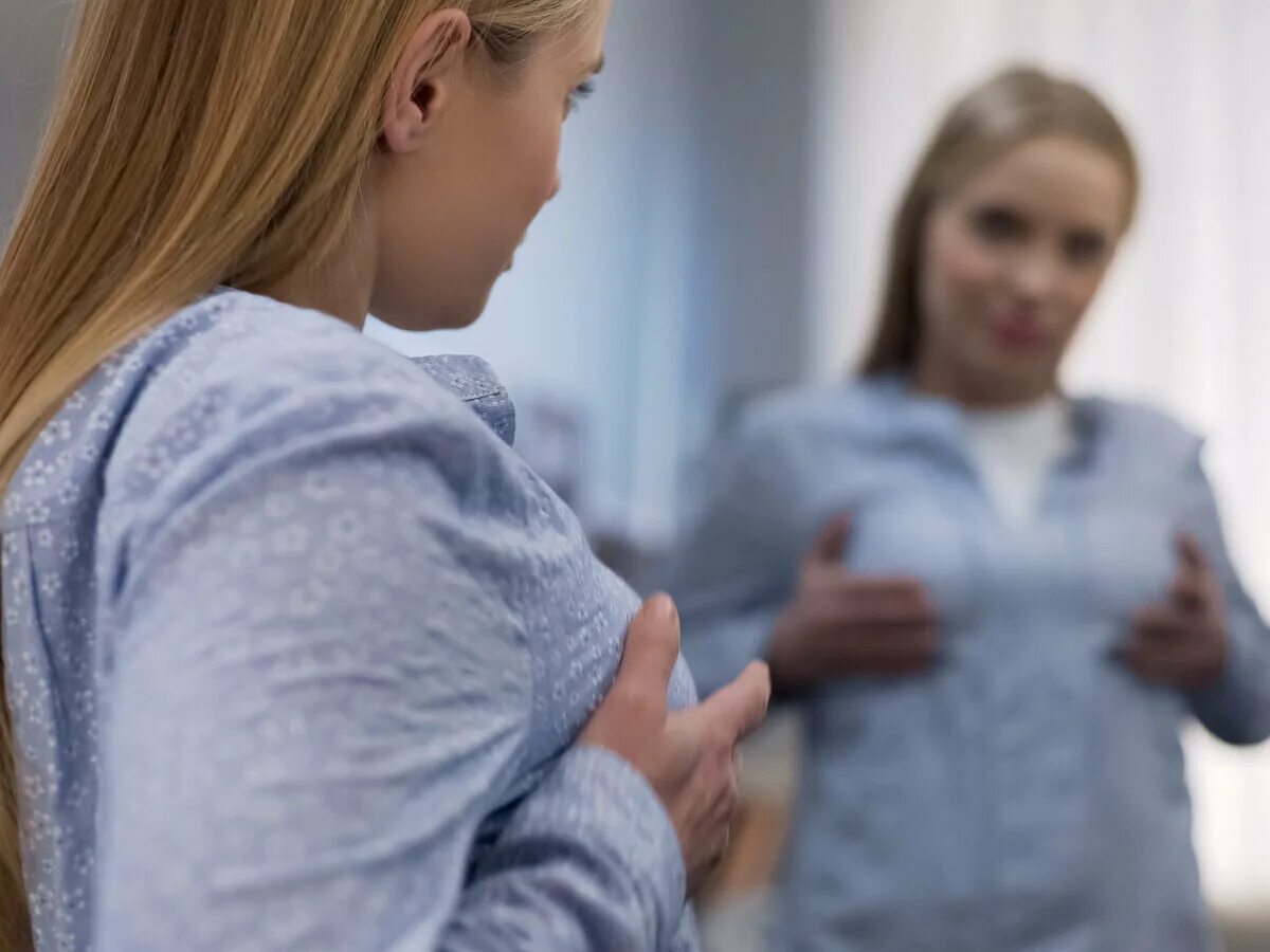 Принципы выбора мужчин и женщин отличия фото. Девушка облокотилась на стол. Климактерический период у женщин. Шикарная женщина. Женщина сдается.