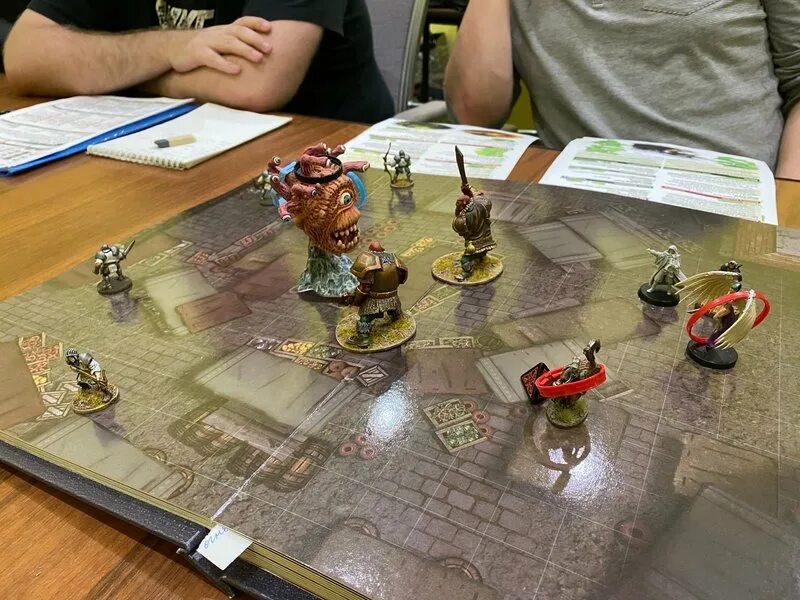 Подземелье драконов купить настольную. Dungeons Dragons настолка. Настольные ролевые игры. Подземелье и драконы настольная. Подземелье и драконы настольная игра.