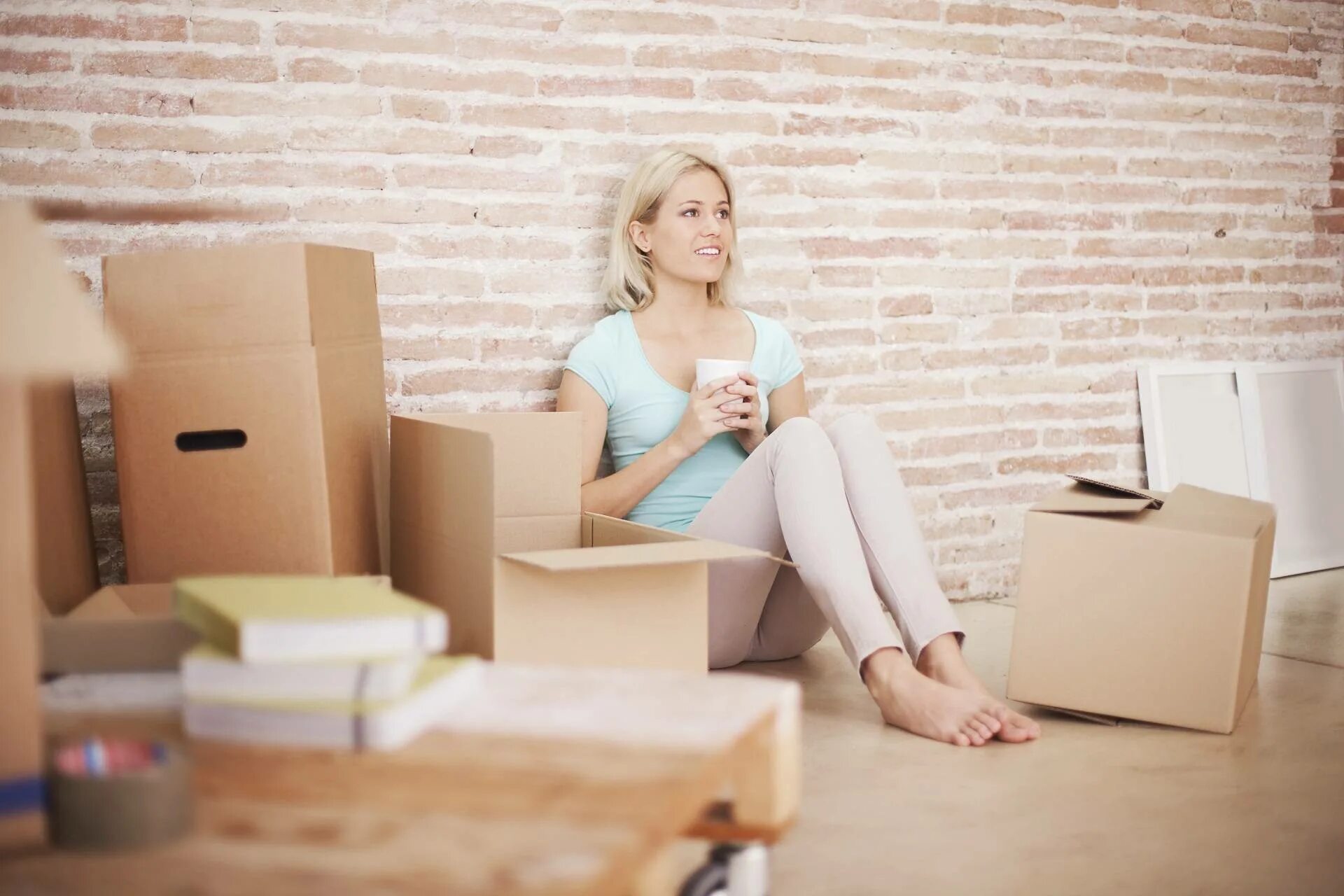 Семья в новой квартире. Семья в новой квартире. Картина новая квартира. Новая квартира с мебелью. Женщина в новой квартире.