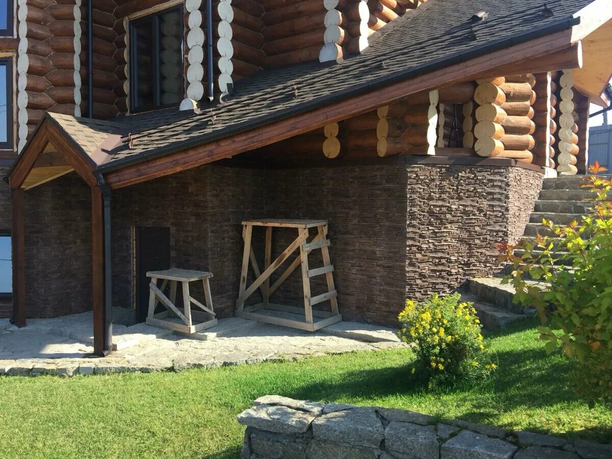 Отделка цоколя в деревянном доме. Отделка цоколя. Цокольная отделка фундамента. Деревянный цоколь. Деревянный цоколь.