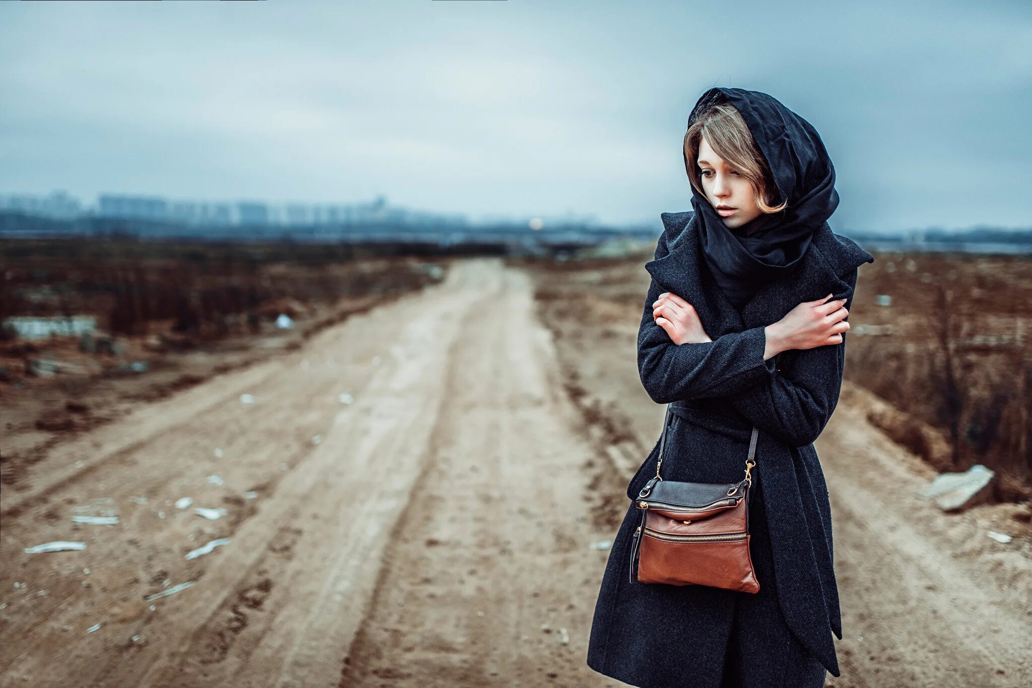 Женщина в черном платке. Бедная девушка. Девушка в черном платке. Девушка в пальто. Поздно вечером молодая