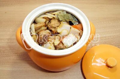Тушить мясо в горшочках