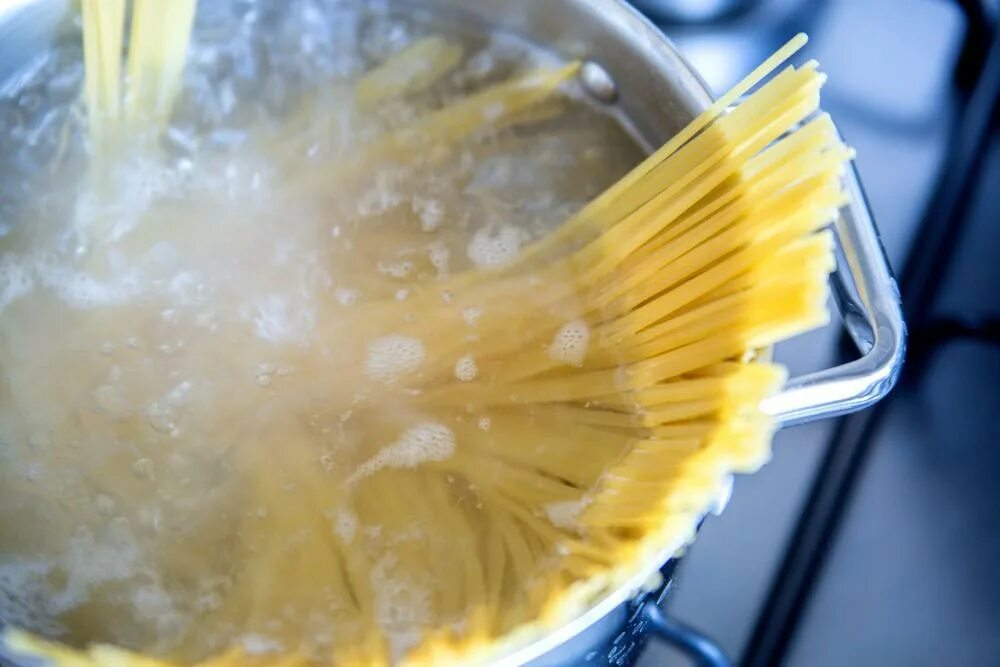 После варки макарон. Фото макарон варящихся в воде. Boiled pasta in Plastic Box. Boiled pasta tubes macro.