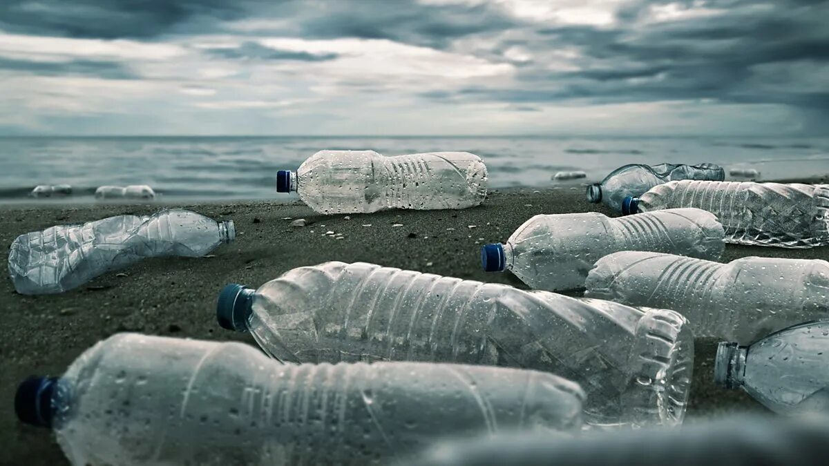 Красивые пластиковые бутылки. Загрязнение пластиковыми бутылками. Out plastic. Пластмассовые отходы. Текстура переработанного пластика.