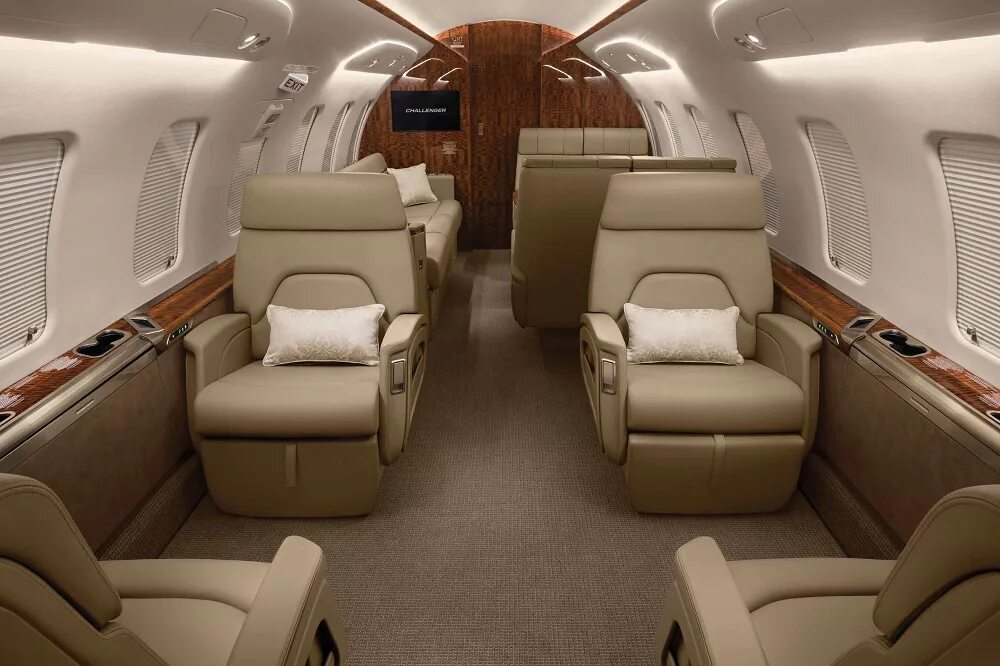 Bombardier 650. Самолет Bombardier Challenger 650. Бизнес Джет Challenger 650. Бомбардье Челленджер 650. Bombardier Challenger 650 салон.