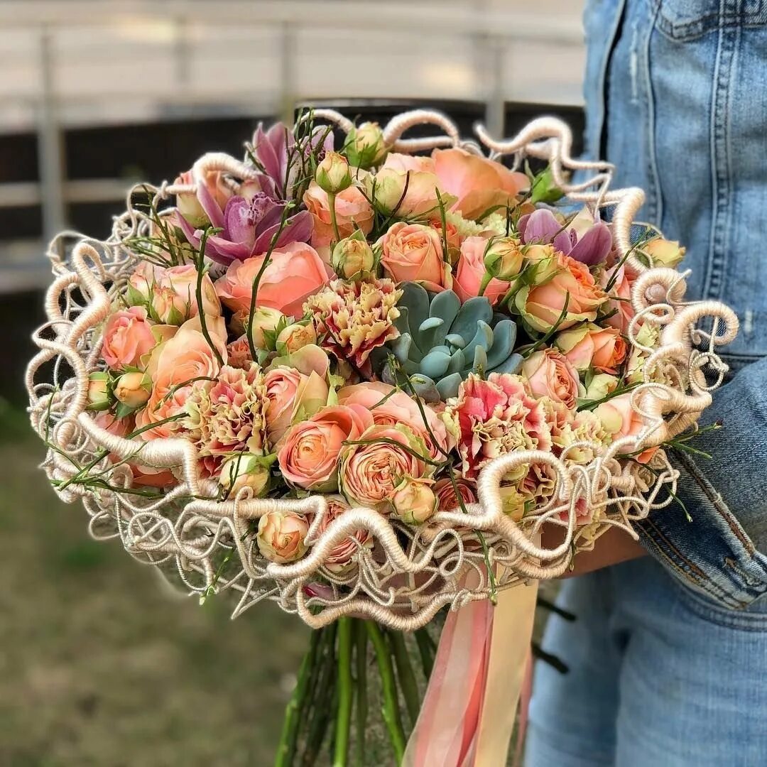 Украшение свадебного букета. Осенний фуд букет. Стильный букет цветов. Цветы букет. Букет с глобусом к 1 сентября.