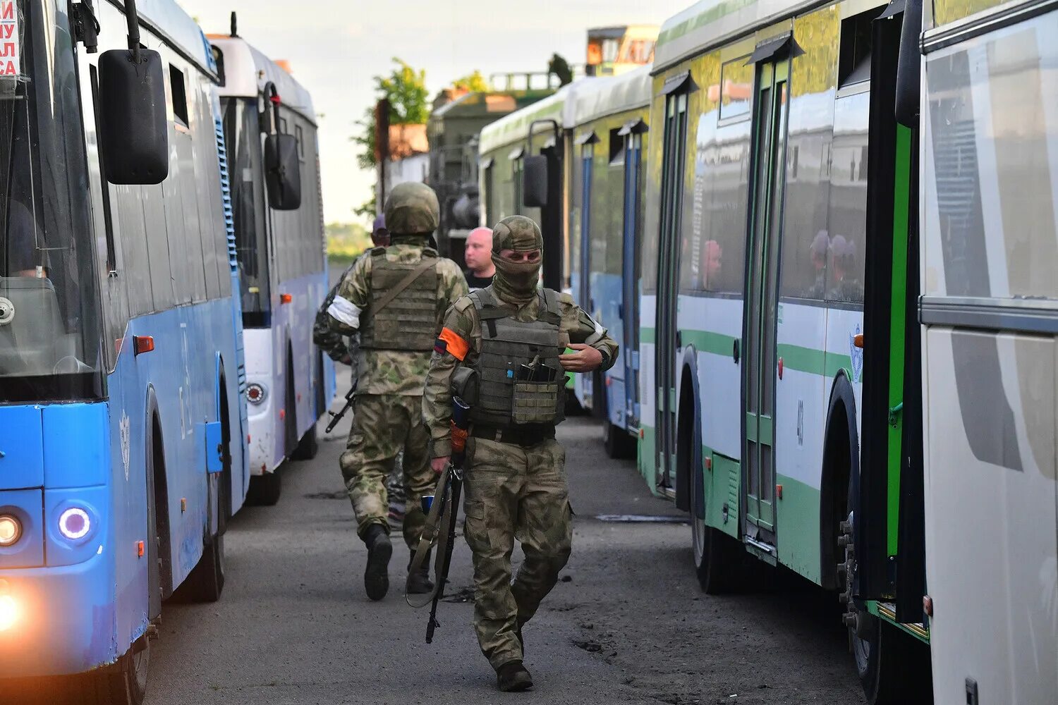 Русские пленные на украине 2024 сегодня список. Украинские военные. Российские военные. Украинские военные автобусы. Обмен пленными.