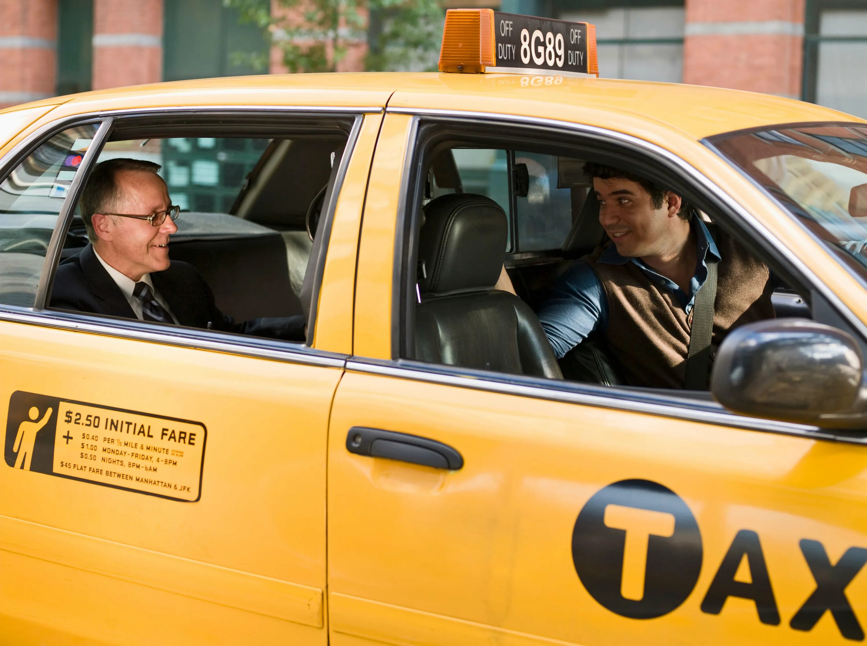 Такси. Пассажир такси. Таксист и пассажир. Такси едет. Два водителя такси