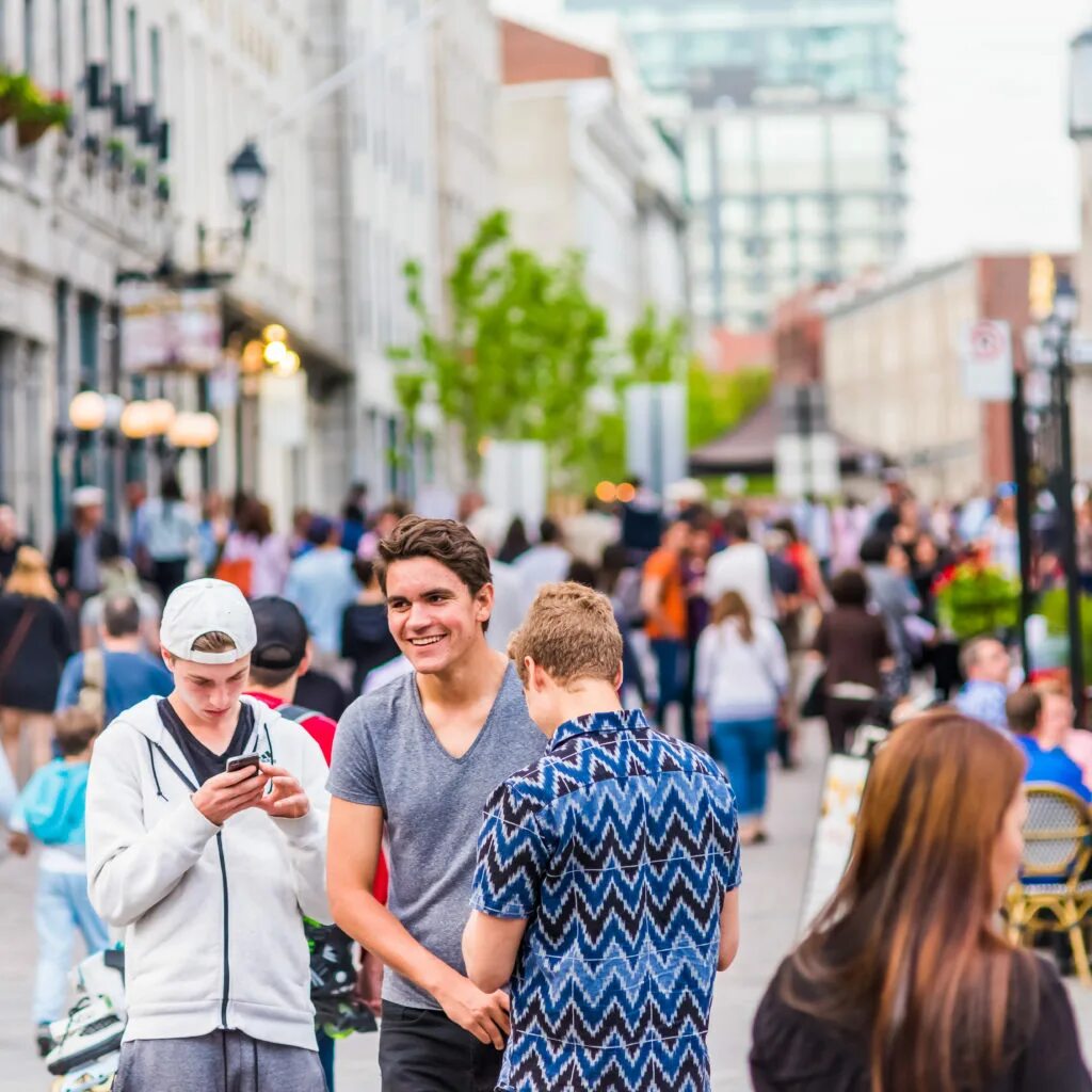 Шумят люди на улице. Монреаль люди. Монреаль - люди и улицы. Ирландия люди гуляют шопинг. People in the City.