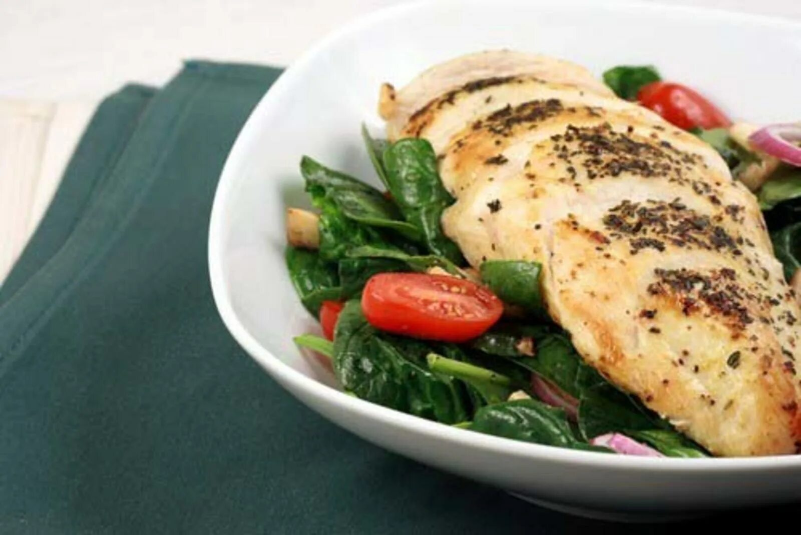 Куриный рулет с моцареллой. Фаршированные куриные грудки. Куриное филе запеченное с шпинатом. Куриное филе со шпинатом и сыром. Куриные грудки с шпинатом.