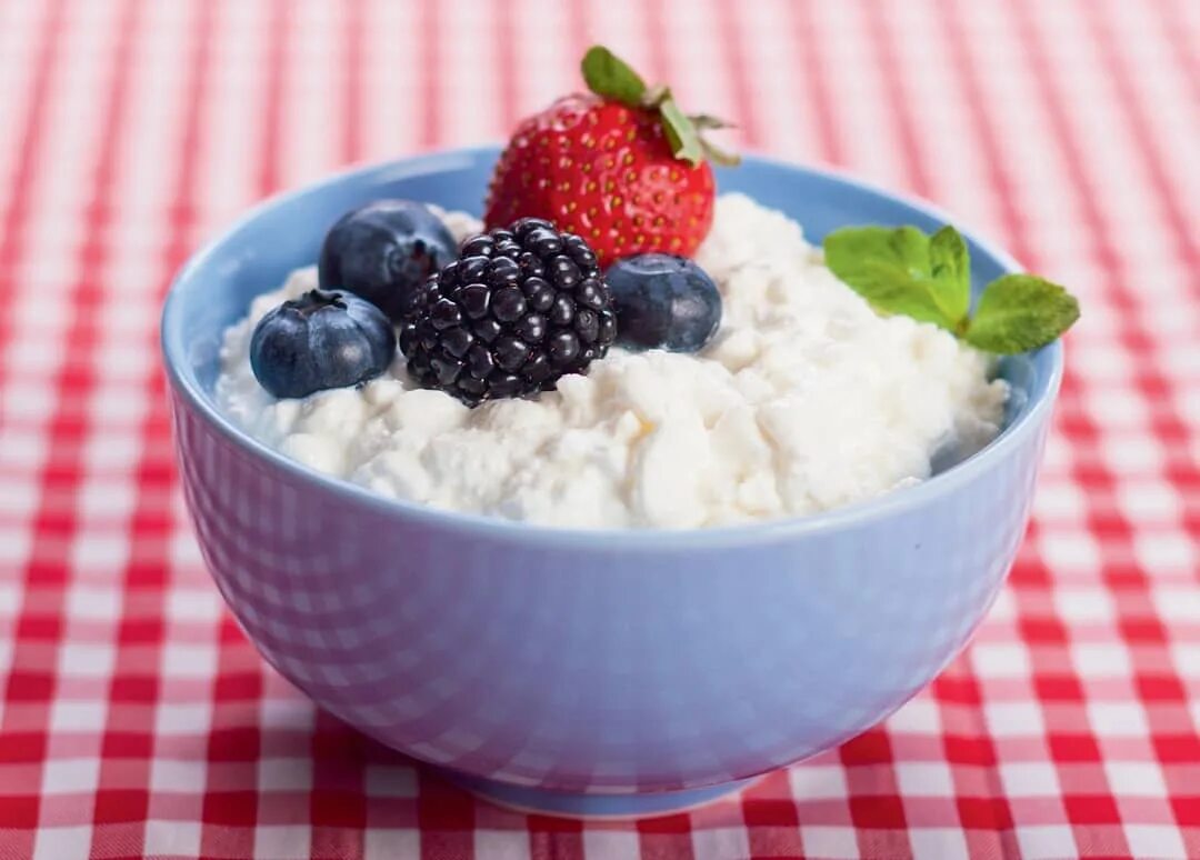 клубника со сливками. творог со сметаной и ягодами. ягоды со сметаной. творог со сметаной и ягодами. творог с клубникой.