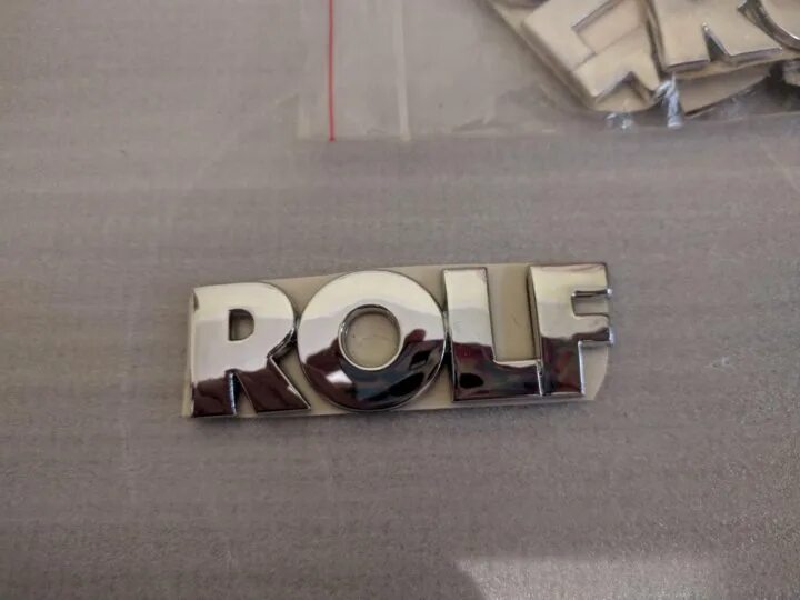 Эмблема шильдик. Шильдик рольф. rolf шильдик на авто. шильдик rolf артикул. rolf логотип на багажнике.